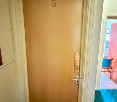 Beeston House | 307 queens road Big double room with attached toilet and shower