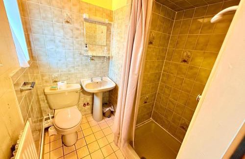 Beeston House | 307 Queens road single bed private toilet & shower near Beeston railway station