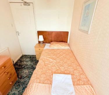 Beeston House | 307 Queens road single bed private toilet & shower near Beeston railway station