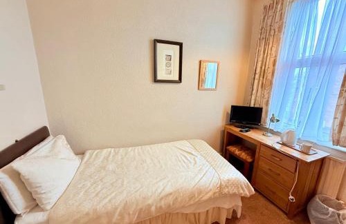 Beeston House | 307 Queens road single bed private toilet & shower near Beeston railway station