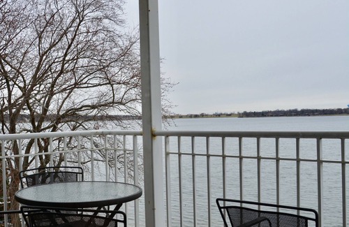 Delavan Lake Condo | 309 - Premium 2 Bedroom Lake View Condo Suite