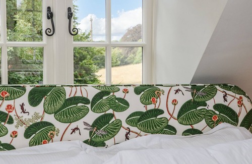 Charlbury Cottage | 31 MANOR ROAD, pet friendly, with open fire in Woodstock