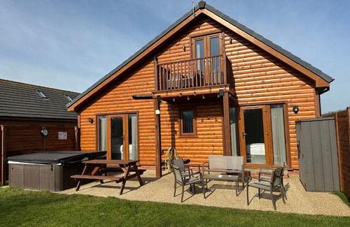 Fitling House | 32 Cherry-Lodge-Tranquil-Hot Tub-Fishing Lake-7m to beach