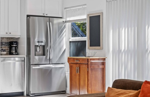 Hendricks and Venice Isles Apartment | 320-1 Las Olas Boulevard