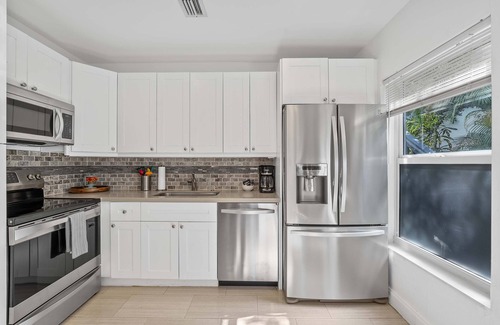 Hendricks and Venice Isles Apartment | 320-1 Las Olas Boulevard