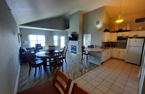 Delavan Lake Condo | 323 - Premium Lake View w/Spacious Living Area