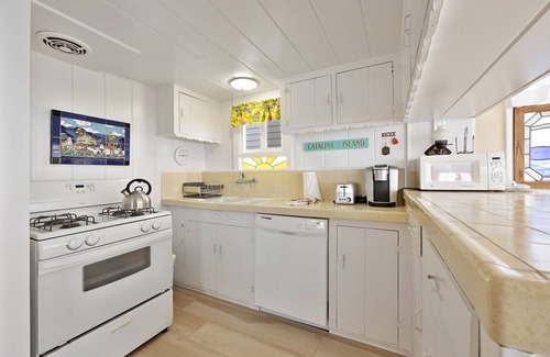 Avalon House | 326E: Cozy Beach Bungalow on Eucalyptus, WIFI, Quick Walk to Beach - 326 Eucalyp