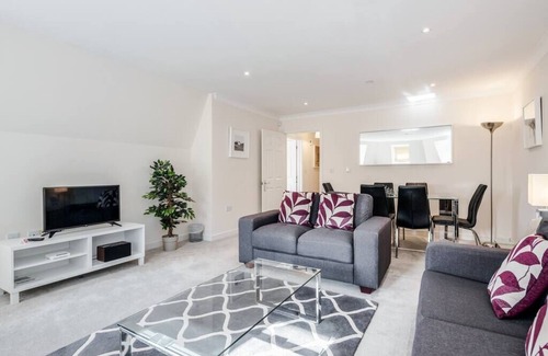 Leatherhead Apartment | 33 RSQ - 2 bedroom apartment