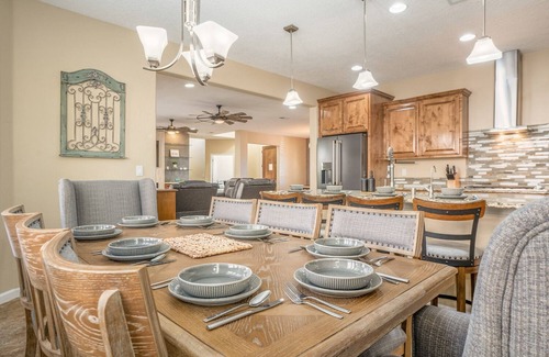 Paradise Hills Civic House | 3300SF of Modern Luxury - Spa/Work Space/Gym/Game Room - Pet Friendly!