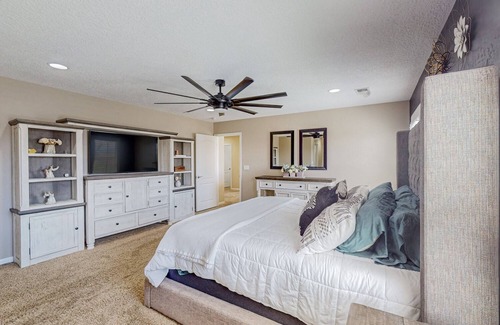 Paradise Hills Civic House | 3300SF of Modern Luxury - Spa/Work Space/Gym/Game Room - Pet Friendly!