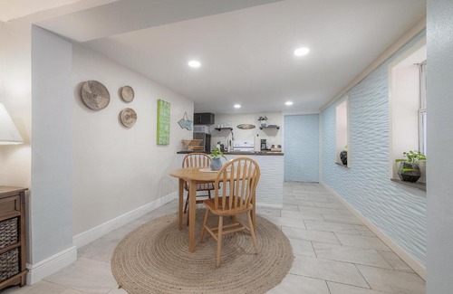 St. Petersburg - Clearwater Apartment | 3365 Fifty Seventh Ave N, Unit Five