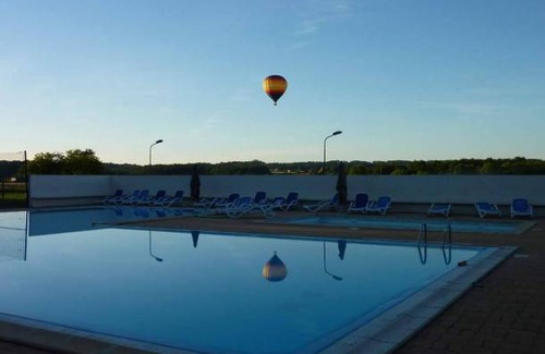 Sainte-Nathalene RV Rental | 340 ft² Mobile home