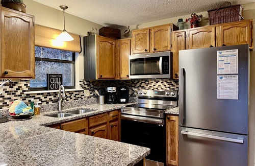 Gatlinburg - Pigeon Forge Cabin | 340 reviews ⭐️ Fishing-Firepit-Hot Tub-Horseshoes-only 2.5 miles to Gatlinburg!