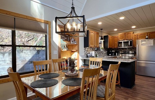 Gatlinburg - Pigeon Forge Cabin | 340 reviews ⭐️ Fishing-Firepit-Hot Tub-Horseshoes-only 2.5 miles to Gatlinburg!