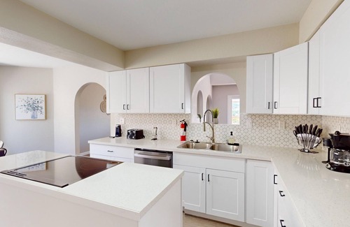 Albuquerque House | 》3400sqft w/Heated Pool & Hot Tub, Sleeps 18 & Mtn Views
