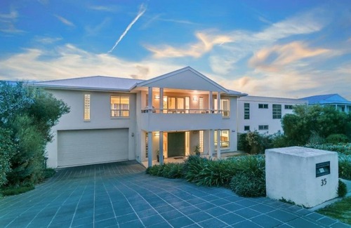 Goolwa Beach House | 35 Hazel St - Pet Friendly, outside only - Luxury