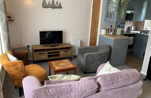 Mundesley Ski Chalet | 35 Siesta Mar - a holiday chalet that sleeps 4 guests in 2 bedrooms