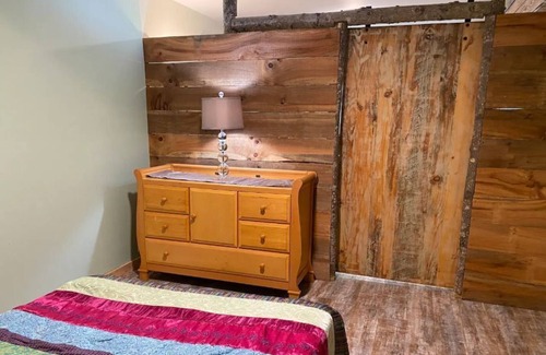 Warne Cottage | 350 Acre Farm Escape w/Pond and hot tub