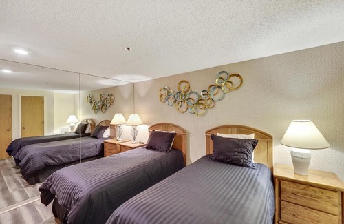Charlevoix House | 350 Edgewater Inn