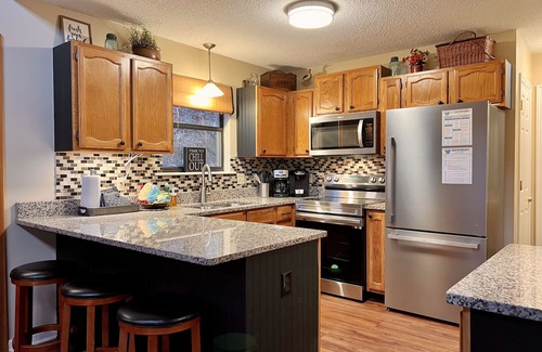 Gatlinburg - Pigeon Forge Cabin | 350 reviews ⭐️ Fishing-Firepit-Hot Tub-Horseshoes-only 2.5 miles to Gatlinburg!