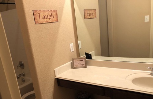 Keller House | 3500 sq foot home 15 MINUTES from TEXAS MOTOR SPEEDWAY- 25 MINUTES from STOCKYAR