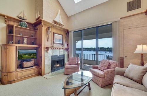 Charlevoix House | 355 Edgewater Inn