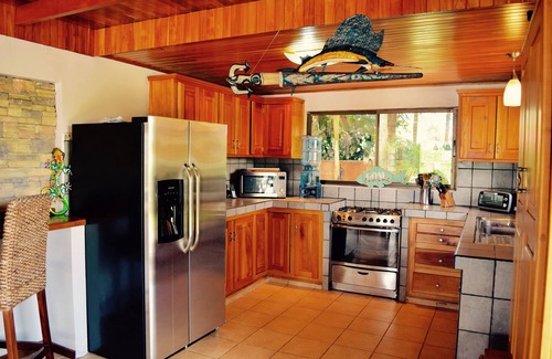 Esterillos House | 360 DEGREE VIEWS OF MOUNTAINS AND THE OCEAN! MINUTES TO THE BEACH!