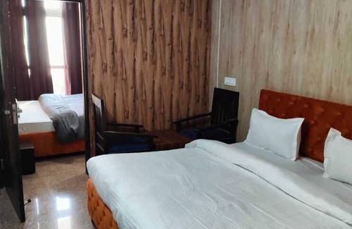 The Mall Road Hotel | 360 Degree View Homestay