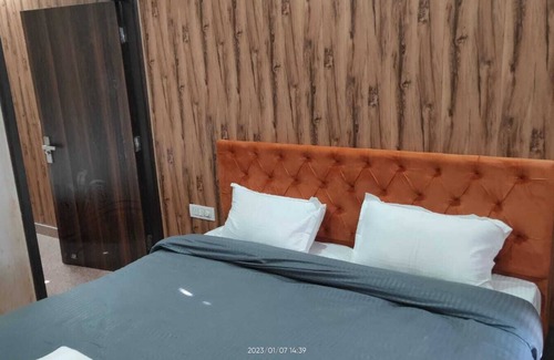 The Mall Road Hotel | 360 Degree View Homestay