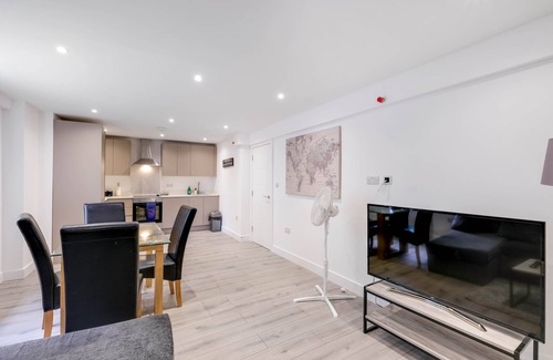 Camberley Apartment | 360 GU15 Aspen Court 01 - Modern 3 Bedrooms Apartment 01 Town Centre Camberley