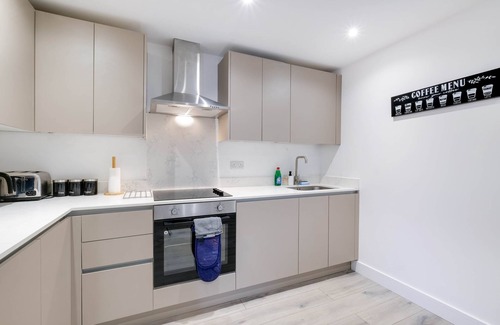 Camberley Apartment | 360 GU15 Aspen Court 01 - Modern 3 Bedrooms Apartment 01 Town Centre Camberley