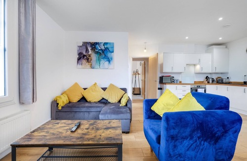 High Wycombe Apartment | 360 HP11 Easton St 6-4n- Eastons 2 Bedroom Apartment with Sofa Bed