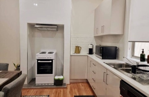 Wollongong CBD House | 36A: Modern 3BR in Heart of Downtown