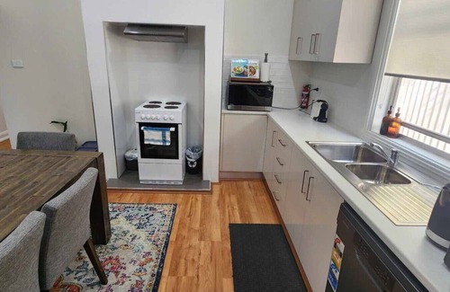Wollongong CBD House | 36A: Modern 3BR in Heart of Downtown