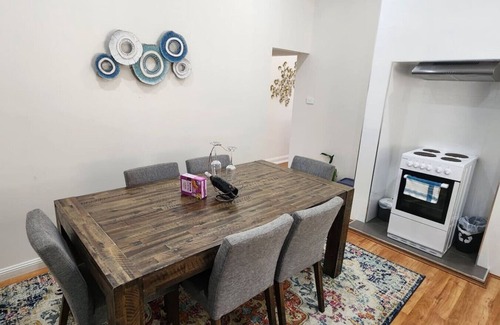 Wollongong CBD House | 36A: Modern 3BR in Heart of Downtown