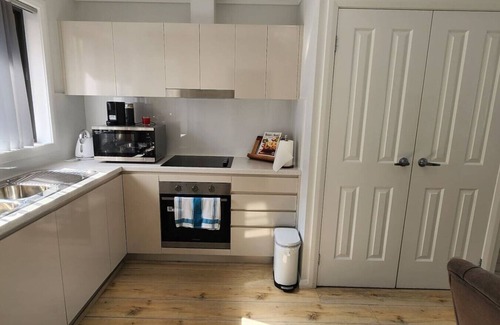 Wollongong CBD House | 36C: Granny studio near Hospital, with Parking