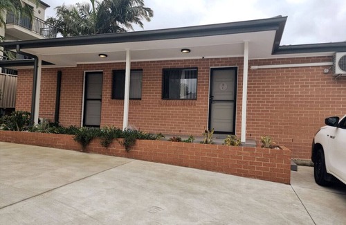 Wollongong CBD House | 36C: Granny studio near Hospital, with Parking