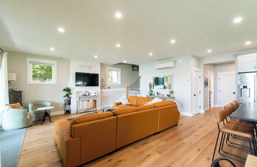 South Casco House | 37(A) Shore Rd, Raymond ME- Loon Lodge