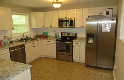 Church Street House | 3755 Unit#1 · Cozy King nr ATL, netflix, Disney, Priv 1/2 Bath