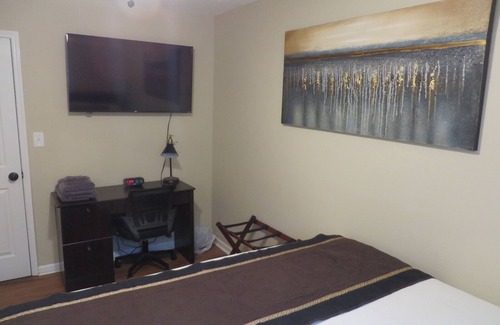 Church Street House | 3755 Unit#1 · Cozy King nr ATL, netflix, Disney, Priv 1/2 Bath