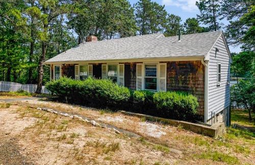Harwich House | 379 Oak Street Harwich Cape Cod - - Harwich Hideaway