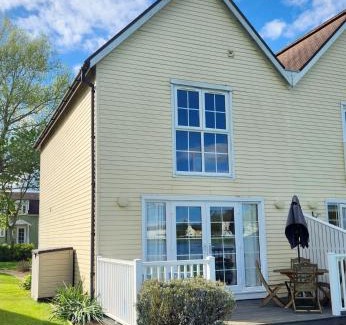 South Cerney House | 38 Windrush Lake