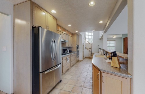 Albuquerque House | 🌄3800ft Modern Retreat ♨️Hot Tub♨️ Pool Table🧳Sleeps 18🌄Mtn Views