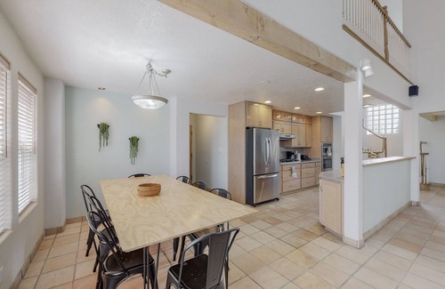 Albuquerque House | 🌄3800ft Modern Retreat ♨️Hot Tub♨️ Pool Table🧳Sleeps 18🌄Mtn Views