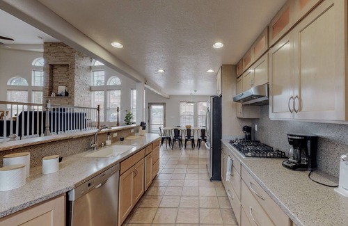 Albuquerque House | 🌄3800ft Modern Retreat ♨️Hot Tub♨️ Pool Table🧳Sleeps 18🌄Mtn Views
