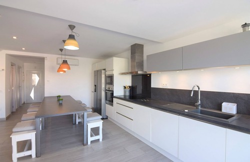 Empuriabrava Villa | 392-Empuriabrava, very up to date house on the canal , with mooring 10 mts, jacuzzi and wifi