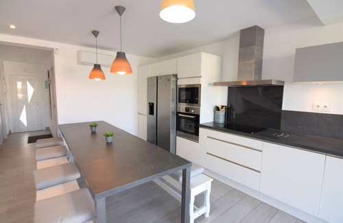Empuriabrava Villa | 392-Empuriabrava, very up to date house on the canal , with mooring 10 mts, jacuzzi and wifi