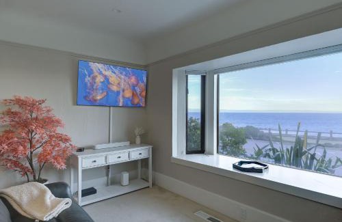 Pacific Grove Apartment | 3946 Listen to the Waves townhouse