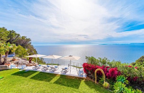 Badia Blava Villa | 396 m² Villa ∙ 4 bedrooms ∙ 8 guests