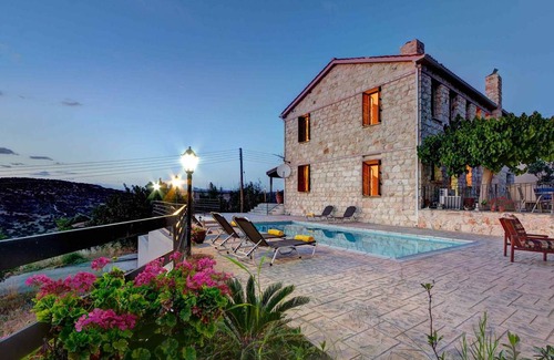 Peristerona Villa | 398 m² Villa ∙ 5 bedrooms ∙ 11 guests